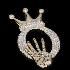 Colgante de Corona Hip Hop con Mano Incrustada en Diamantes, Chapado en Oro de 18K, Joyería Unisex para Uso Diario - Product Image 4