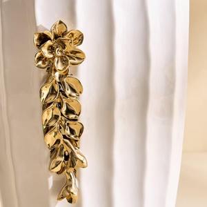 Jarrón de cerámica blanco con detalles florales dorados, jarrón decorativo de mesa, ideal como regalo de lujo para amantes de la decoración del hogar de alta gama. - Product Image 3