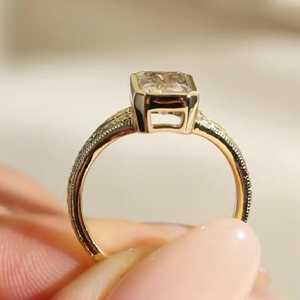 Anillo de compromiso de moissanita de corte radiante de 2.5 CT, solitario vintage con engaste de bisel en oro de 10K, anillo de filigrana grabado a mano para ella - Product Image 3