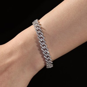 Pulsera de Lujo para Mujer de Plata 925 con Moissanita, Eslabones Cubanos, Corte Brillante Redondo, Engaste Pavé, Ideal para Fiestas - Product Image 2