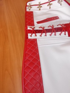 เสื้อกั๊กบิ๊กเกอร์ผู้ชายสีขาวแดง แต่งลายควิลท์ คอวี ติดกระดุมสามแถว ไซส์พลัส เสื้อนอกสไตล์โมโต - Product Image 3