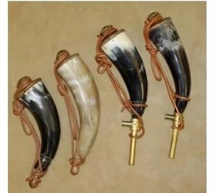 Correa de Cuero con Cuerno de Búfalo Pulido Hecho a Mano, Forma Natural Tallada, Imitación Antigua, Artículo de Colección - Product Image 2