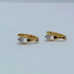Elegantes Pendientes de Aro de Oro de 22K con Diamantes para Mujer, Diseño Triangular Moderno y Acento de Esmalte Negro - Product Image 3