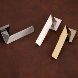 Poignée de porte carrée moderne de luxe en alliage de zinc doré brossé avec garniture de serrure noire pour meubles et portes - Product Image 1