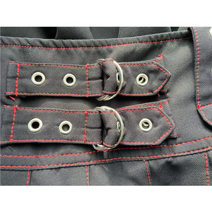 Minifalda gótica plisada con costuras en contraste rojas, falda skater de cintura alta estilo punk rock para mujer con hebillas metálicas - Product Image 3