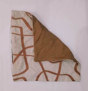 Fundas de cojín con patrones geométricos añaden un interés visual llamativo, combinando un diseño contemporáneo con tela de alta calidad para sofá y cama. - Product Image 4