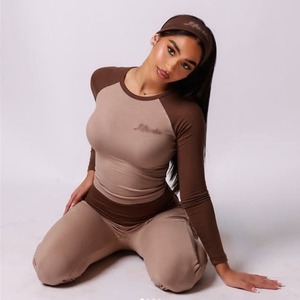 Ensemble 2 pièces de vêtements de détente pour femmes avec logo personnalisé, style Y2K, comprenant un t-shirt et un pantalon évasé, adapté aux grandes tailles, avec bandeau - Product Image 3