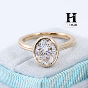 Bague de fiançailles moderne en or jaune 14 carats avec diamant de laboratoire taille ovale serti clos, halo dissimulé et style vintage millgrain - Product Image 5