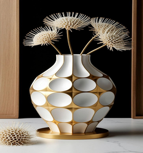 Elegantes jarrones blancos con forma de donut, adornados con hojas doradas y magnolias de seda. Decoración moderna disponible a precios de mayorista. - Product Image 3