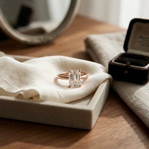Anillo de Compromiso Clásico de Oro Rosa de 1.5mm con Engaste de 4 Puntas, Claridad VVS VS, Certificado IGI, Esmeralda, Regalo de Boda Perfecto - Product Image 3