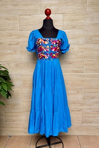 Robe midi mexicaine brodée à la main, rouge vif, style bohème chic artisanal, coupe trapèze, manches bouffantes à volants et col carré - Product Image 3