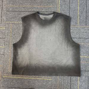 T-shirt unisexe sans manches, col rond, 300 g/m², design 2026, qualité supérieure, délavage acide, modèle vierge - Product Image 2