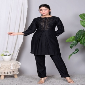 Conjunto de Kurta y Pantalón Tradicional para Mujer NIYANI, Elegante, Negro, de Rayón, con Bordado Minimalista para una Elegancia Étnica Atemporal, para Todas las Temporadas - Product Image 5