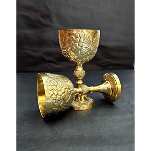 Gobelet en laiton personnalisable en gros, design vintage en relief, coupe à vin ronde pour usage décoratif de mariage - Product Image 3
