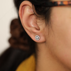 Aretes Minimalistas Atemporales con Diamantes y Halo de Oro Sólido, Diamantes Redondos de 3mm Extraídos de la Tierra, Elegante Regalo para Ella - Product Image 3