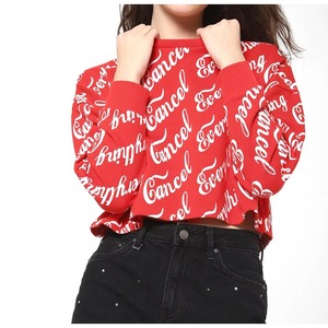 เสื้อครอปสเวตเชิ้ตผู้หญิงสีแดง พิมพ์ลายสคริปต์สลักเกอร์ทั่วตัว คอกลม ไหล่ตก ทรงครอป ผ้าฝ้าย OE - Product Image 2