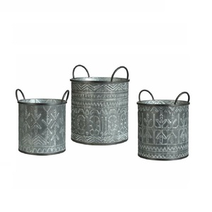 Ensemble de trois pots de fleurs vintage galvanisés, en métal et fer, taille, forme et couleur personnalisées, utilisés dans les articles de jardinage. - Product Image 2
