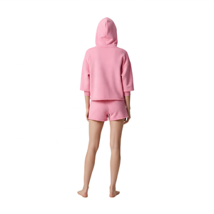 Ensemble de survêtement décontracté pour femme, sweat à capuche court et short en molleton 100% coton brodé sur mesure. - Product Image 3