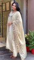 Ensemble Kurti en soie pure Mul Roman brodée avec pantalon élastique cousu et dupatta à bordure ajourée pour femme, tenue de soirée OO 55