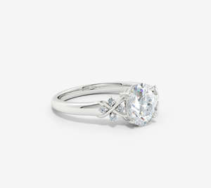 Anillo de compromiso Bardot con diamante cultivado en laboratorio de corte ovalado de 1.70 quilates, con cinco diamantes en oro blanco de 14K. - Product Image 5