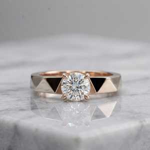 Precioso Anillo de Diamante Cultivado en Laboratorio de 1.00CT VS2, Corte Redondo, Banda Única, Oro Amarillo de 10K, Joyería para Regalo de Fiesta, Boda, Cumpleaños, etc. - Product Image 3