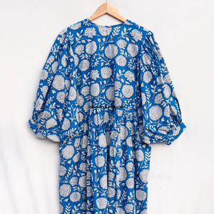 Belle robe en coton imprimée à la main avec des motifs floraux pour femmes, Indus Art & Emporium, bleu, manches 3/4, tenue décontractée d'été - Product Image 3