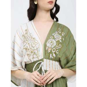 Hermoso Vestido Maxi Boho Chic 100% Algodón Verde y Blanco con Bordado, Cuello en V, Mangas Abullonadas y un Impresionante Diseño de Bloques de Color - Product Image 3