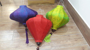 Linterna decorativa de seda hecha a mano con textura de tela suave para decoración del hogar, estilo interior y exhibición en eventos. - Product Image 6