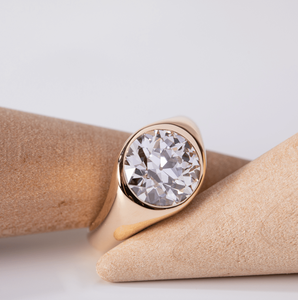 Bague solitaire en diamant de laboratoire taille brillant ronde de 3,5 ct avec sertissage style antique, en or jaune 14 carats, bande épaisse, cadeau de luxe - Product Image 3