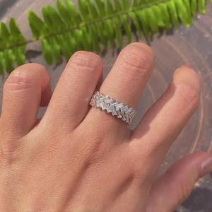 Bague d'éternité empilable en argent plaqué or 18 carats, sertie de cristaux et de strass, style baguette, pour mariage - Product Image 1