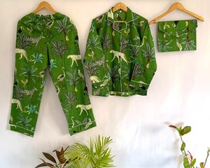 ชุดนอนผ้าซาตินลายสัตว์สีเขียวสำหรับผู้หญิง เสื้อแขนยาวคอปกและกางเกงขายาว ชุดนอนผ้าซาตินพิมพ์ลาย ชุดนอนผู้หญิง - Product Image 2