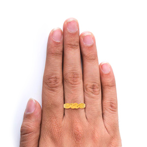 Anillo de Oro Amarillo de 18K Inspirado en la Naturaleza, Diseño Floral de Tres Hojas, Banda Curva Fluida, Joyería Fina Minimalista y Elegante para Hombre - Product Image 2
