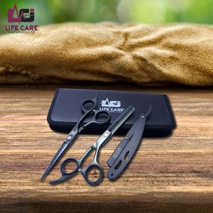 Ensemble de ciseaux de coiffure professionnels noirs pour salon, ciseaux de barbier et ciseaux à effiler japonais par Life Care Instruments. - Product Image 6