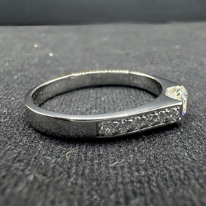 Bague de fiançailles en or blanc 8k avec diamant de laboratoire taille ronde 0,80 carats total, certifiée IGI, sertie par tension - Product Image 5