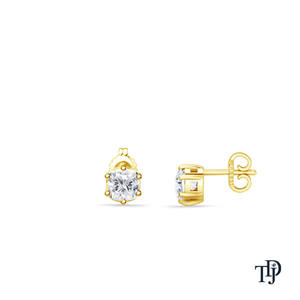 Boucles d'oreilles clous en or 18 carats avec diamant de laboratoire taille coussin à six griffes - Product Image 6