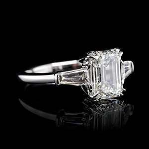 Proveedor B2B de Moissanita VVS DIAM Premium, Anillo de Platino 950 de Alta Gama con Corte Esmeralda, Engaste de Tres Piedras con Garras y Laterales Cónicos de Baguette - Product Image 3