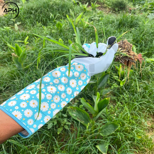 Guantes de jardinería de manga larga con puño extendido y estampado de margaritas en azul verdoso, con refuerzo antideslizante en la palma para mantenimiento de jardines al aire libre - Product Image 5