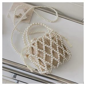 Bolso de mano mixto de resina PERLA para mujer, monedero de diseñador para bodas, fiestas y regalos, hecho a mano por Tradebyd - Product Image 1