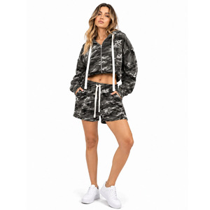 Survêtement tendance gris camouflage pour femme, avec sweat à capuche personnalisé à cordon de serrage, short court camouflage zippé et veste décontractée zippée en polaire épaisse - Product Image 1
