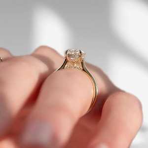 Bague solitaire ovale en diamant de laboratoire scintillant de 2,02 carats avec halo caché pour femme, en or massif 18 carats, cadeau de fiançailles surprise pour elle - Product Image 2