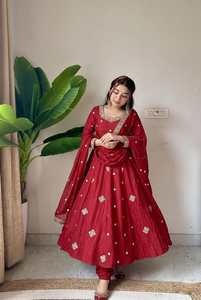 Robe Anarkali en soie froissée avec broderie de créateur et sequins, avec bas et dupatta, entièrement cousue, prête à porter. - Product Image 4