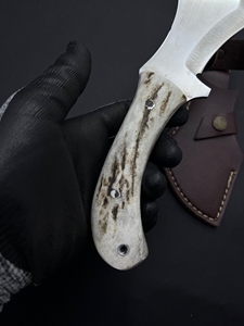 Cuchillo de caza hecho a mano con mango de asta de ciervo, hoja fija de acero inoxidable 4116 con borde parcialmente dentado, funda de cuero. - Product Image 3