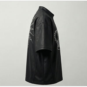 Camiseta de Hombre con Pedrería Plateada, Estilo Urbano Metálico, Venta al Por Mayor - Product Image 4