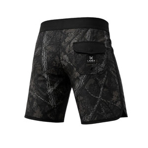 กางเกงขาสั้นชายลายพรางสีดำแบบ Woodland Camo แห้งเร็ว ยืดหยุ่นได้ เหมาะสำหรับเล่นเซิร์ฟ ว่ายน้ำ มีกระเป๋าข้าง พร้อมโลโก้สั่งทำพิเศษ กางเกงชายหาดสำหรับเล่นกีฬาทางน้ำ - Product Image 3