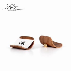 Porta Tarjetas de Visita de Madera Curvada Marrón con Base Esférica Dorada, Soporte de Exhibición de Tarjetas de Escritorio con Forma de Media Luna Minimalista - Product Image 6