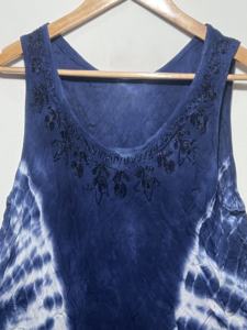 Hermosa Túnica Boho sin Mangas con Estampado Tie Dye Azul Índigo y Cuello Redondo para Mujer |   Vestido Casual Holgado con Corte Evase para Verano - Product Image 2