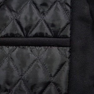 Blouson universitaire noir à capuche, corps en laine, manches en cuir grainé, vêtement d'extérieur haut de gamme personnalisé - Product Image 4