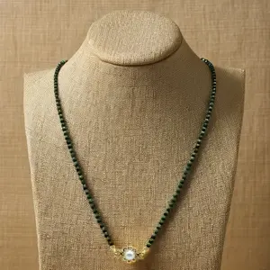 Collar Mangalsutra Tradicional Negro con Cuentas de 22K y Colgante de Perla Floral Dorada para Uso Diario y Ocasiones Especiales - Product Image 3