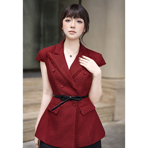 Chaleco Blazer Elegante de Tweed Rojo para Mujer, Diseño Personalizado para Oficina y Negocios, Doble Botonadura y Manga Casquillo, Modelo ELENA (ODM/OEM) - Product Image 4
