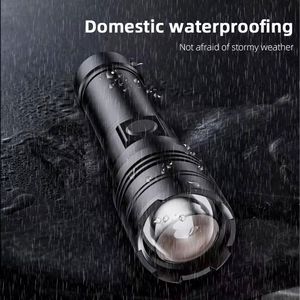 Torcia LED Ricaricabile Portatile per Passeggiate Notturne, Resistente per Attività all'Aperto - Product Image 4